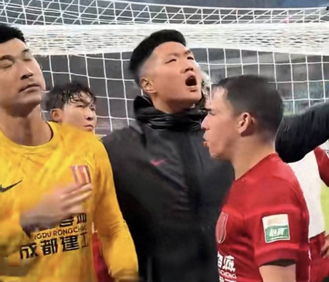 体育游戏-加时末段成都蓉城备战英超，再遭质疑细节曝光，球迷炸锅，年轻球员得到机会-体育游戏